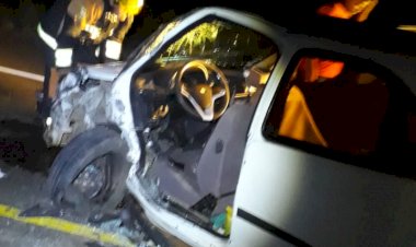 VEÍCULO COLIDE FRONTALMENTE COM CAMINHÃO NA SC-350 EM LEBON RÉGIS