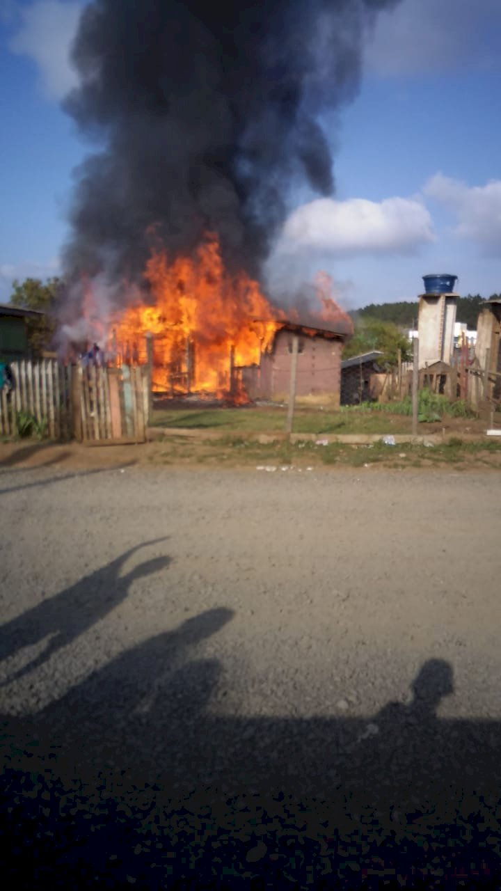 INCÊNDIO DESTRÓI RESIDÊNCIA NO BAIRRO NUCLEO RIO DOCE EM LEBON RÉGIS