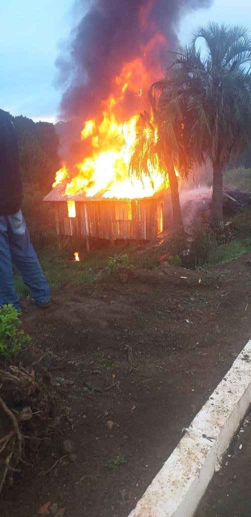 INCÊNDIO DESTRÓI CASA NO BAIRRO NÚCLEO RIO DOCE EM LEBON RÉGIS