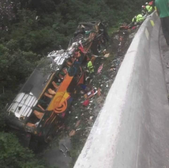 ÔNIBUS CAI EM RIBANCEIRA: PELO MENOS DEZ MORTOS E CINQUENTA FERIDOS