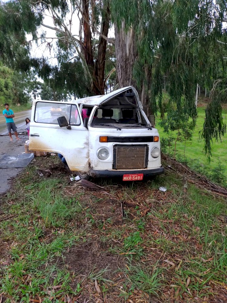 KOMBI SAI DA PISTA E COLIDE CONTRA UMA ÁRVORE NA SC-350 EM LEBON RÉGIS