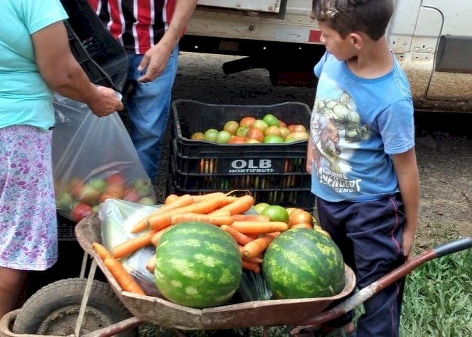 SECRETARIA DE ASSISTÊNCIA SOCIAL E DE AGRICULTURA FAZEM ENTREGA DE 16 TONELADAS DE LEGUMES E VERDURAS À POPULAÇÃO DE LEBON