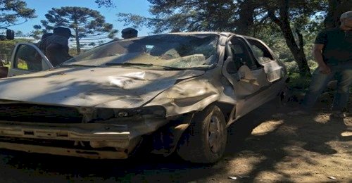 VEÍCULO COM TRÊS PESSOAS CAPOTA NA ESTRADA DO COMUM