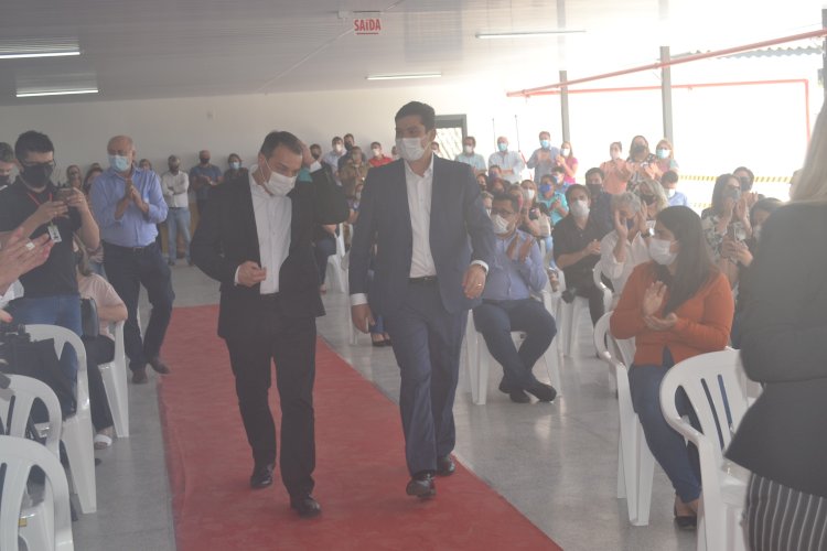 PREFEITO DOUGLAS INAUGURA ESCOLA PRINCESA IZABEL COM PRESENÇA DO GOVERNADOR E DEPUTADOS