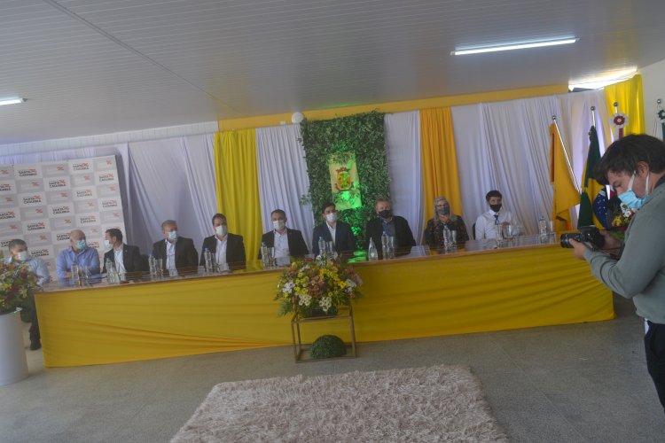 PREFEITO DOUGLAS INAUGURA ESCOLA PRINCESA IZABEL COM PRESENÇA DO GOVERNADOR E DEPUTADOS