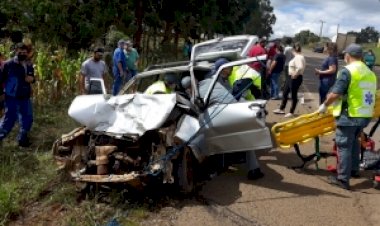 COLISÃO ENTRE AUTOMÓVEL FIAT  E CAMINHÃO, DEIXA JOVEM FERIDO NA ENTRADA DO ESTÁDIO MUNICIPAL