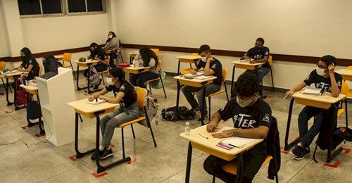 GOVERNO INCLUI PROFESSORES NO GRUPO PRIORITÁRIO DE VACINAÇÃO