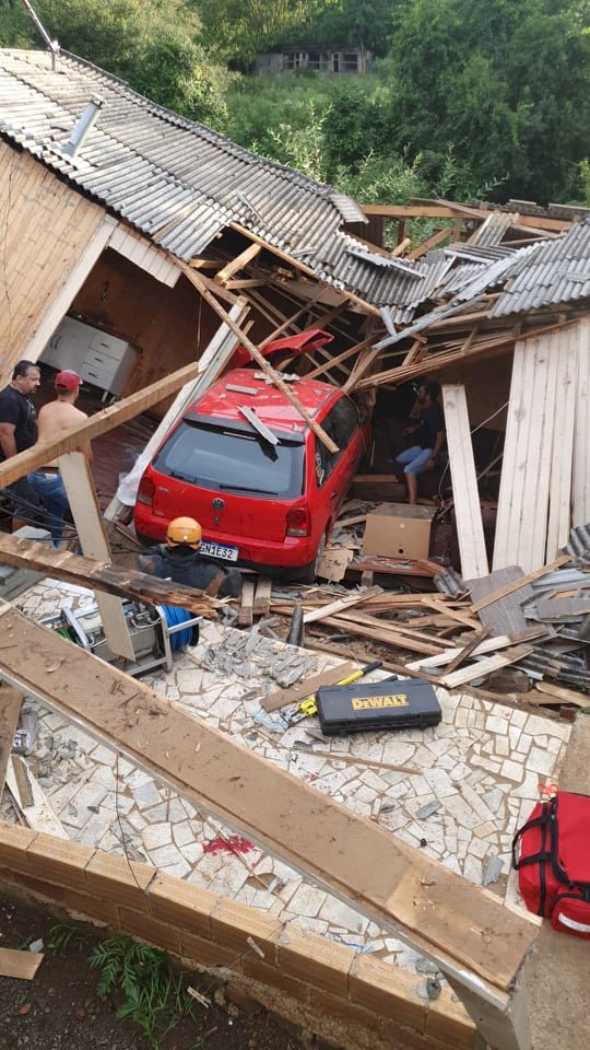 VEÍCULO DESGOVERNADO CAI SOBRE CASA NO CENTRO DE LEBON RÉGIS