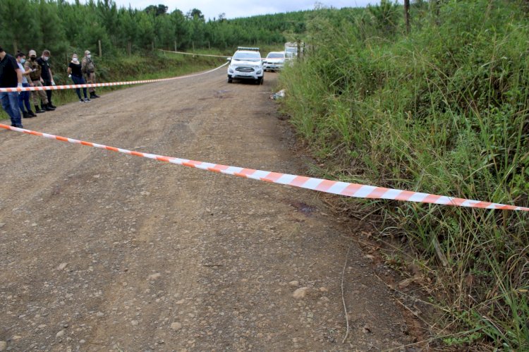 CORPO SEMI NÚ E COM SACO PLÁSTICO NA CABEÇA  É ENCONTRADO EM ESTRADA DO INTERIOR DE CAÇADOR