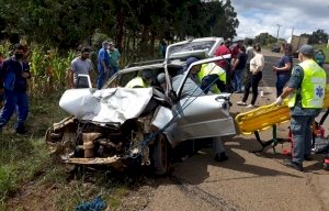 COLISÃO ENTRE AUTOMÓVEL FIAT  E CAMINHÃO, DEIXA JOVEM FERIDO NA ENTRADA DO ESTÁDIO MUNICIPAL