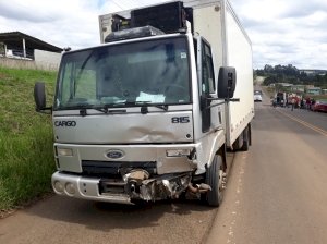 COLISÃO ENTRE AUTOMÓVEL FIAT  E CAMINHÃO, DEIXA JOVEM FERIDO NA ENTRADA DO ESTÁDIO MUNICIPAL