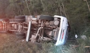 CARRETA SAI DA PISTA E TOMBA NA SC-120 EM LEBON RÉGIS