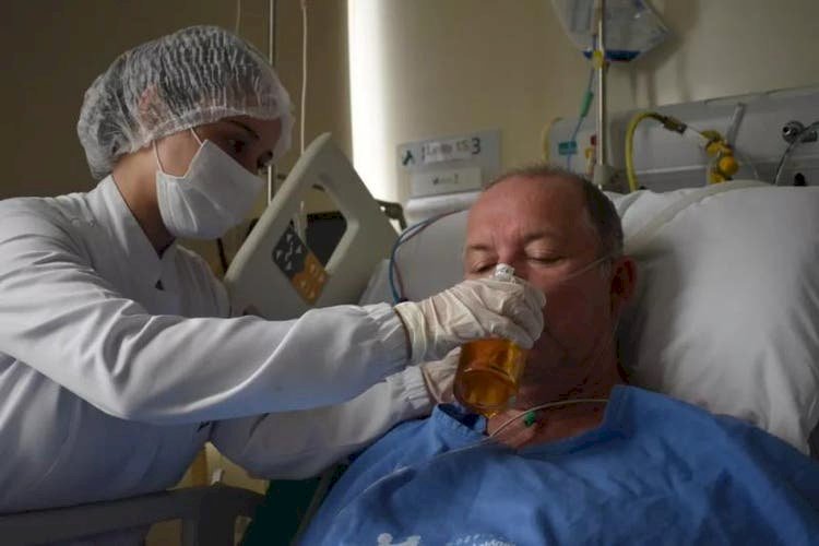 APÓS 15 DIAS INTUBADO PACIENTE DE COVID, COMEMORA COM UMA CERVEJA BEM GELADA