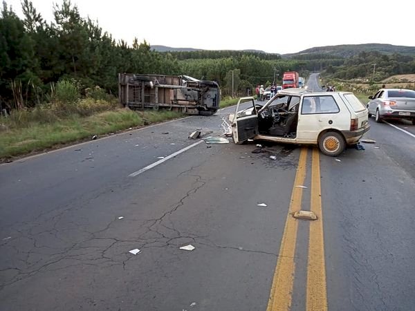 ACIDENTE ENTRE FIAT UNO E VAN, PARA O TRÂNSITO NA SC 350 ESTA TARDE