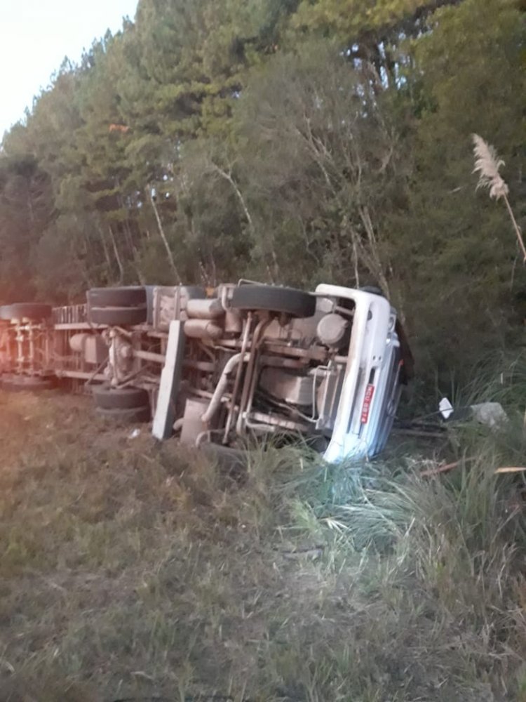 CARRETA SAI DA PISTA E TOMBA NA SC-120 EM LEBON RÉGIS