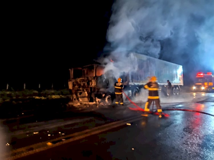 CAMINHÃO INCENDEIA NO TREVO DA BR 116 EM SANTA CECÍLIA