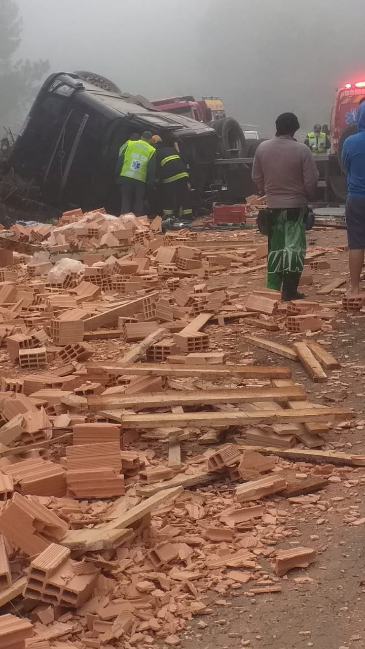 CARRETA CARREGADA COM TIJOLOS TOMBA NA SC-120 EM LEBON RÉGIS