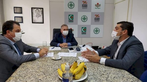 PREFEITO DE LEBON RÉGIS, DOUGLAS MELLO, PARTICIPA DE AUDIÊNCIA COM O SECRETÁRIO DE AGRICULTURA ALTAIR SILVA