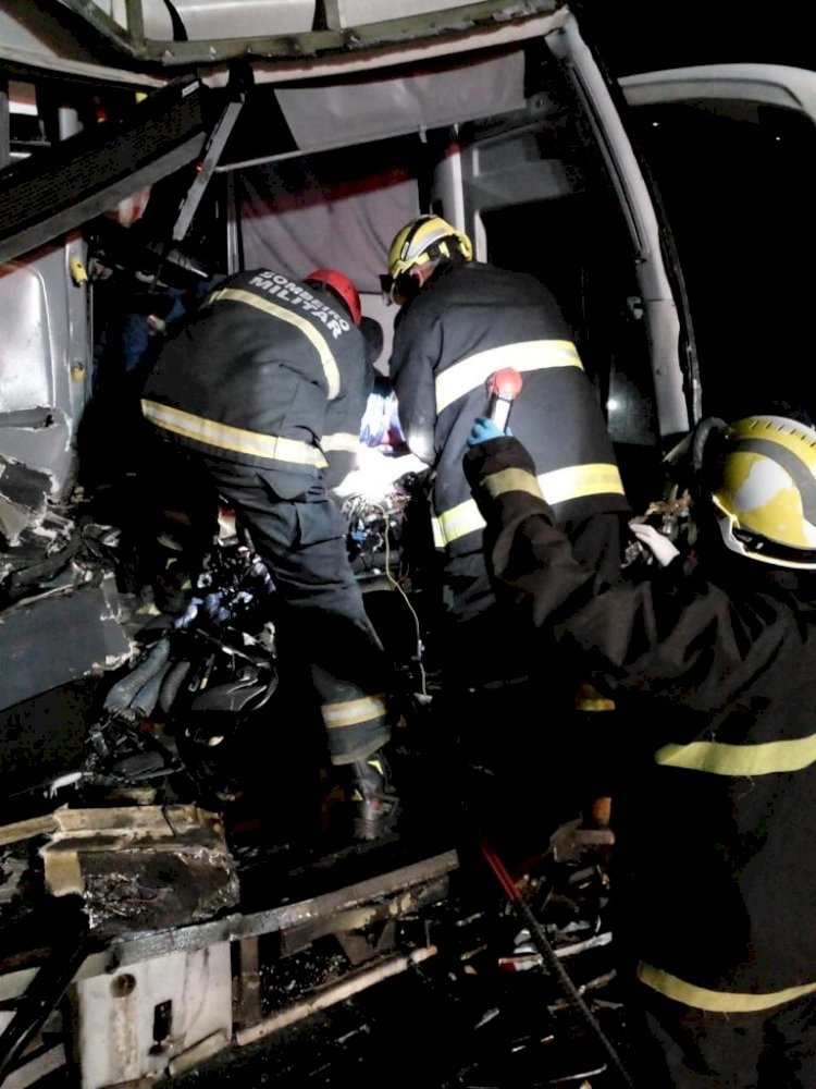 ÔNIBUS DA REUNIDAS COLIDE EM CAMINHÃO NA BR- 470