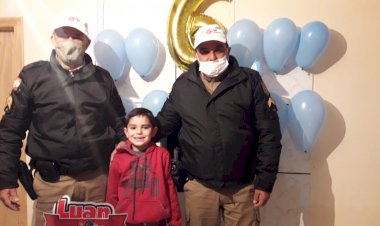FÃ DA POLÍCIA, MENINO DE LEBON RÉGIS RECEBE VISITA DE POLICIAIS RODOVIÁRIOS NO DIA DE SEU ANIVERSÁRIO