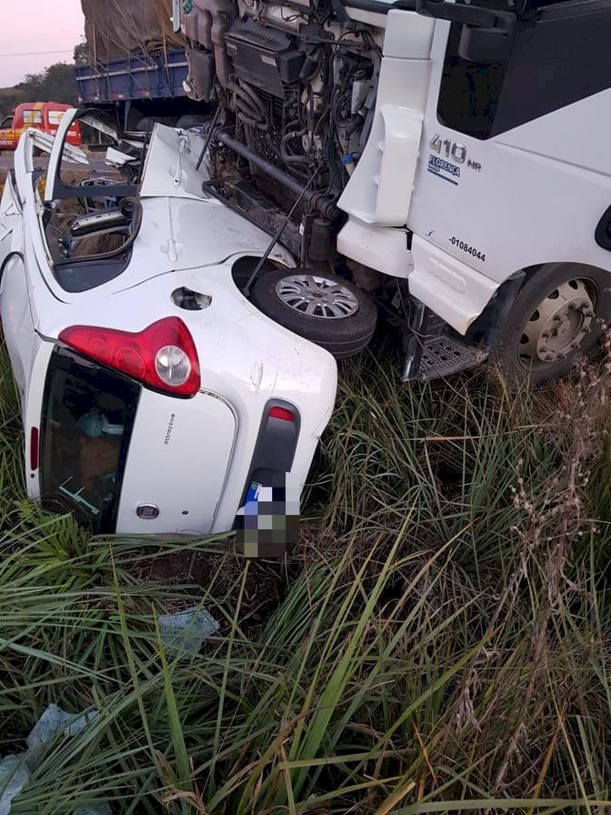 ACIDENTE ENTRE CARRO E CARRETA DEIXA MOTORISTA GRAVEMENTE FERIDO NA SC-350