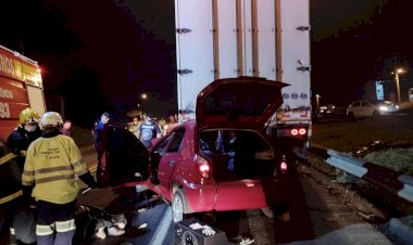 UMA PESSOA MORRE E DUAS FICAM FERIDAS EM ACIDENTE NA BR-116 EM SANTA CECÍLIA