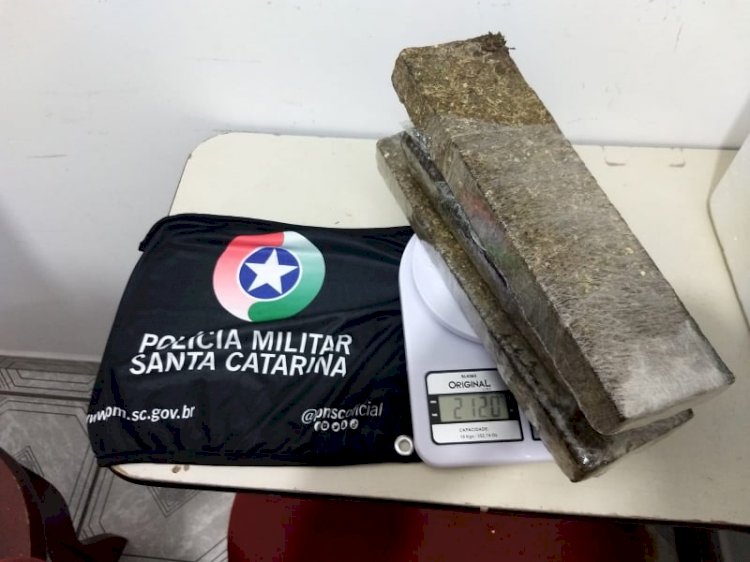 POLÍCIA RODOVIÁRIA DE LEBON RÉGIS APREENDE 2,120 KG DE MACONHA EM VEÍCULO DE CORRIDA COM CHAMADA POR APLICATIVO