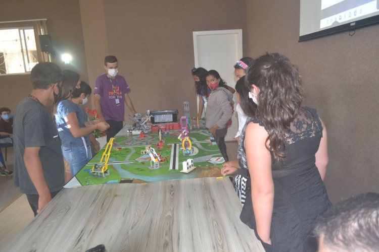 SECRETARIA DE EDUCAÇÃO IMPLANTA AULA INAUGURAL DO PROJETO MAKER EM TECNOLOGIA E ROBÓTICA