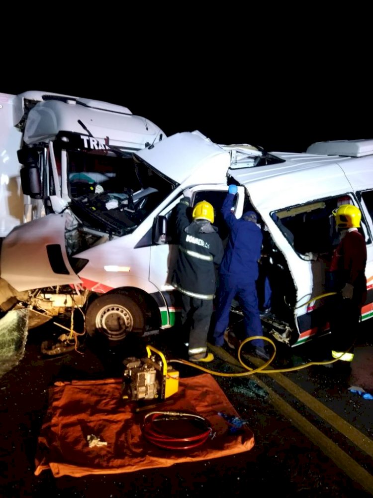 VEÍCULO DA SAÚDE DE MONTE CARLO COLIDE CONTRA CAMINHÃO E MATA TRÊS PESSOAS