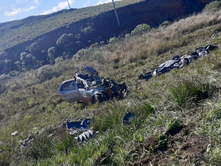 ACIDENTE ENVOLVENDO DOIS CARROS E UMA CARRETA DEIXA QUATRO MORTOS EM ÁGUA DOCE