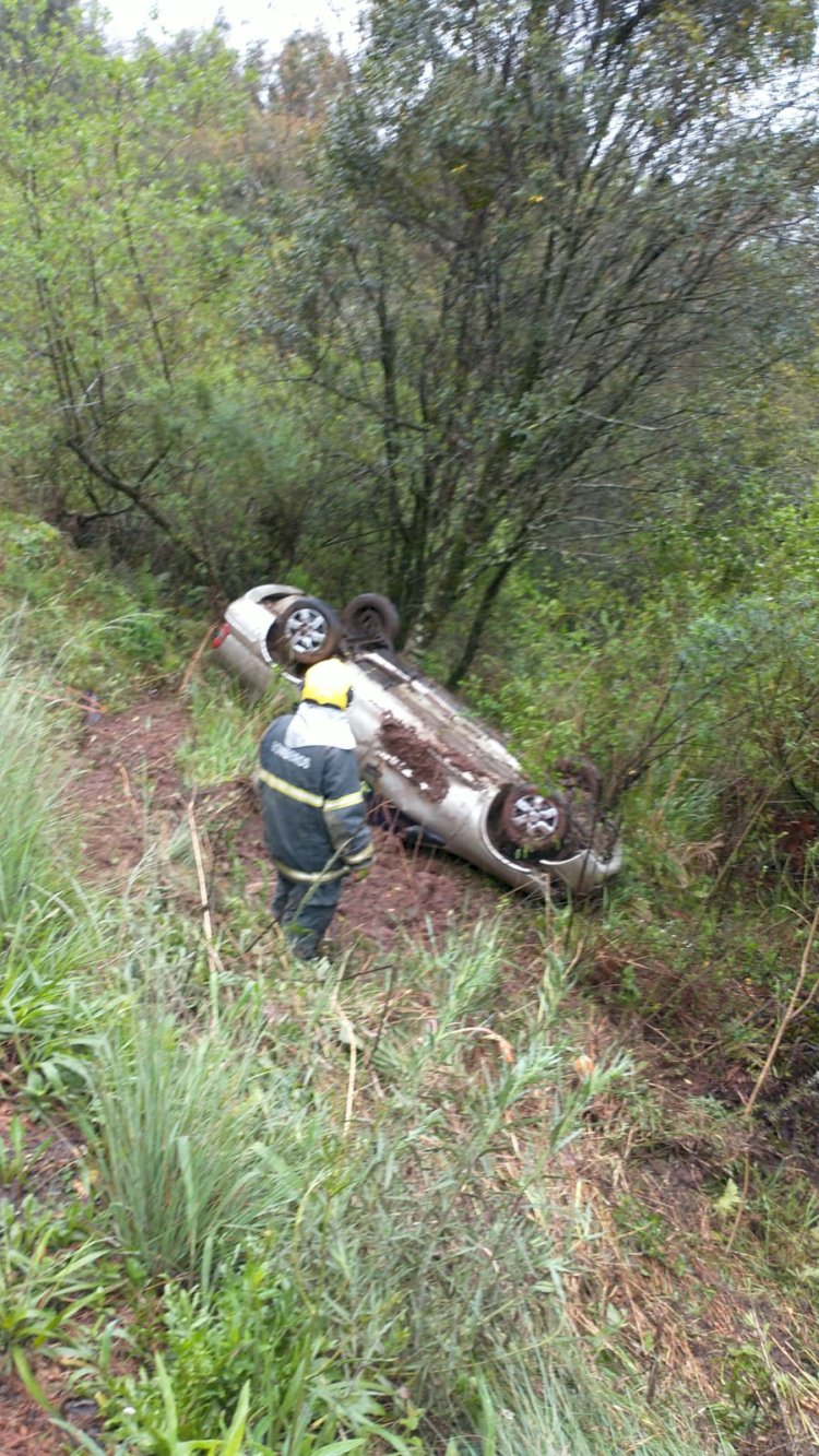 VEÍCULO SAI DA PISTA E CAPOTA NA SC-350 EM LEBON RÉGIS