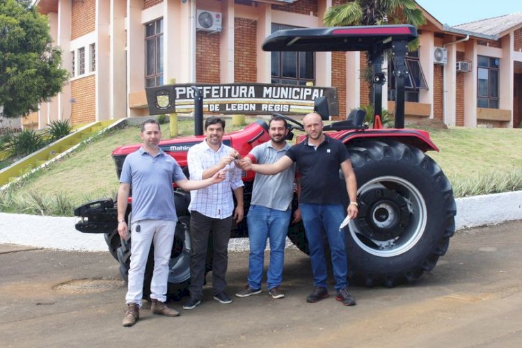 SECRETARIA DE AGRICULTURA DE LEBON RÉGIS, RECEBE TRATOR AGRÍCOLA DO DEPUTADOFABIANO DA LUZ