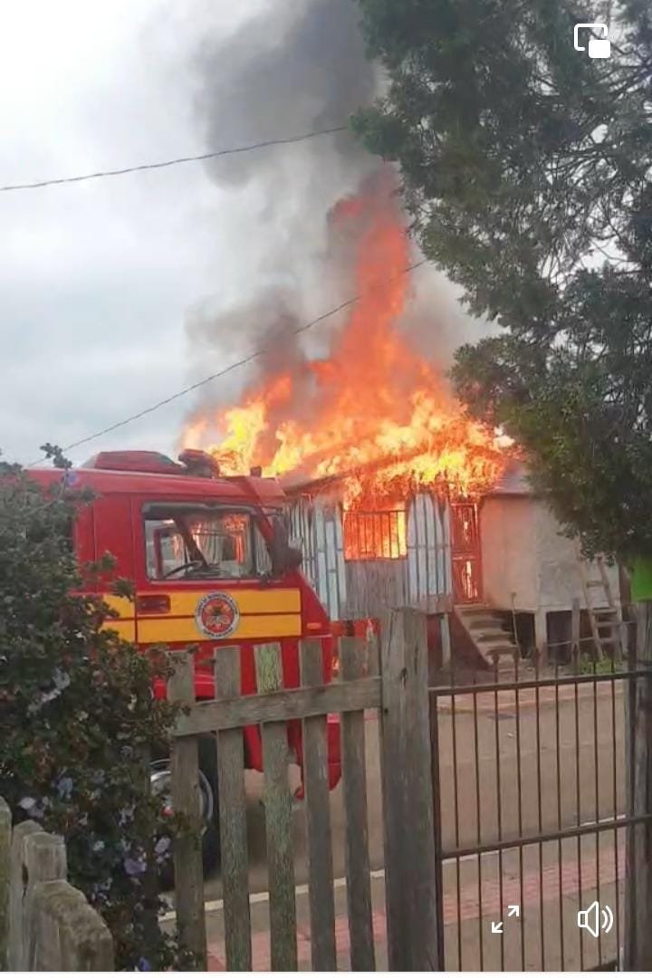 INCÊNDIO DESTRÓI RESIDÊNCIA EM  BAIRRO DE LEBON RÉGIS