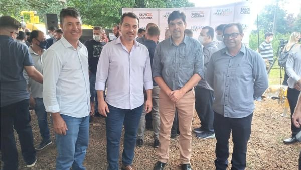 PREFEITURA DE LEBON RÉGIS RECEBE IMPLENTOS AGRÍCOLAS DOADOS POR DEPUTADOS E SENADOR