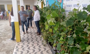 PREFEITURA DE LEBON RÉGIS DISTRIBUI MUDAS FRUTÍFERAS AOS ALUNOS DAS ESCOLAS DO MUNICÍPIO