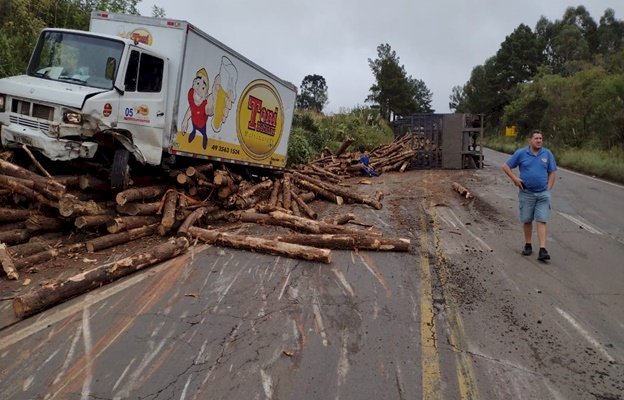 CAMINHÕES COLIDEM NA SC 350, NA ALTURA DO PESQUE PAGUE DO PAVESLKI