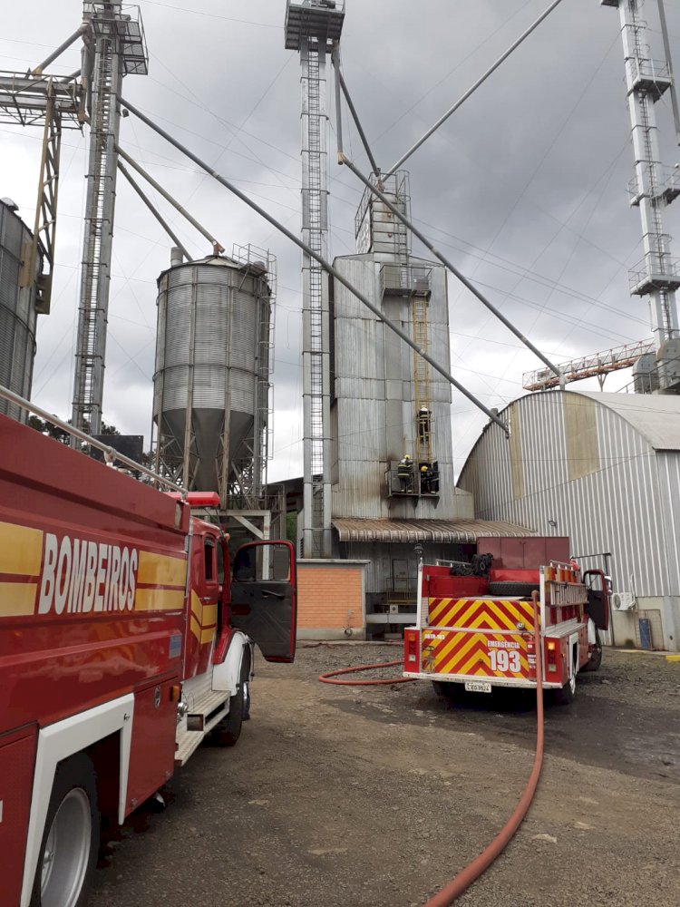 BOMBEIROS DE LEBON RÉGIS CONTROLAM  INCÊNDIO EM SILO