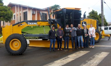 PREFEITURA DE LEBON RÉGIS RECEBE MAIS UMA MOTONIVELADORA