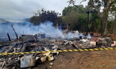 LEBON RÉGIS: INCÊNDIO DESTRÓI CASA ONDE MORAVA FAMÍLIA COM SEIS PESSOAS