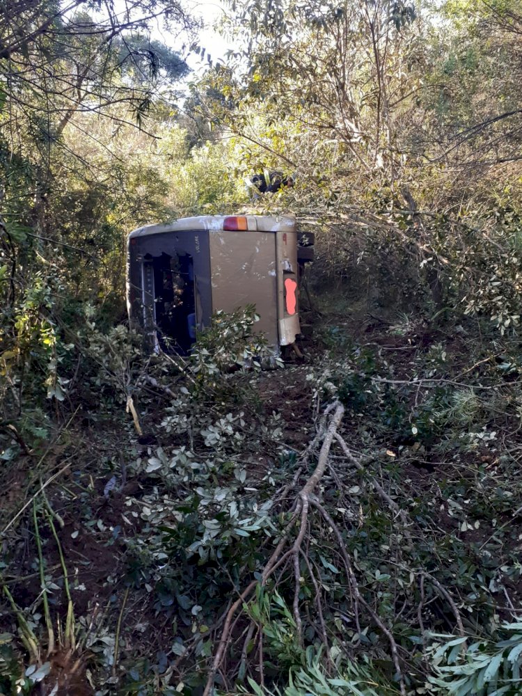 POSSÍVEL TENTATIVA DE ASSALTO PODE TER CAUSADO CAPOTAMENTO DE MICRO ÔNIBUS EM LEBON RÉGIS