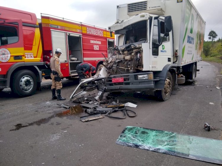 ACIDENTE ENTRE DOIS CAMINHÕES E UM CARRO NA SC 350 DEIXA UM FERIDO