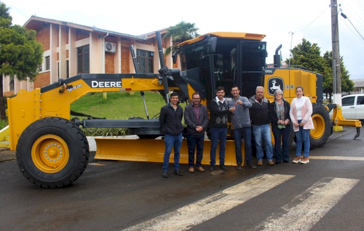 PREFEITURA DE LEBON RÉGIS RECEBE MAIS UMA MOTONIVELADORA