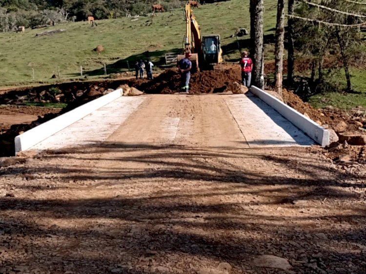 CABECEIRA DA PONTE SOBRE O RIO CAÇADOR GRANDE ESTÁ PRONTA