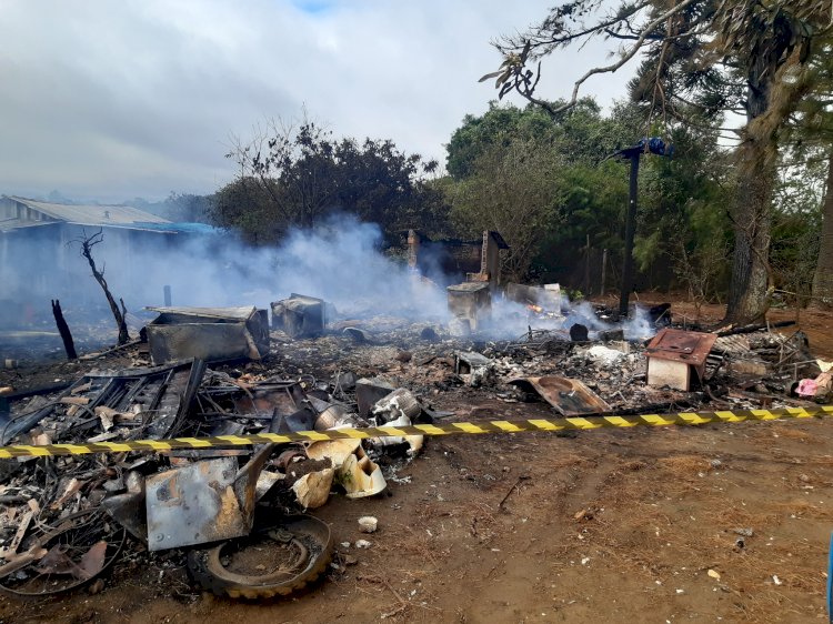 LEBON RÉGIS: INCÊNDIO DESTRÓI CASA ONDE MORAVA FAMÍLIA COM SEIS PESSOAS