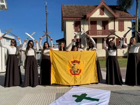 CHICAS PELEGAS DE LEBON RÉGIS FAZEM ABERTURA DE EVENTO NACIONAL EM VIDEIRA