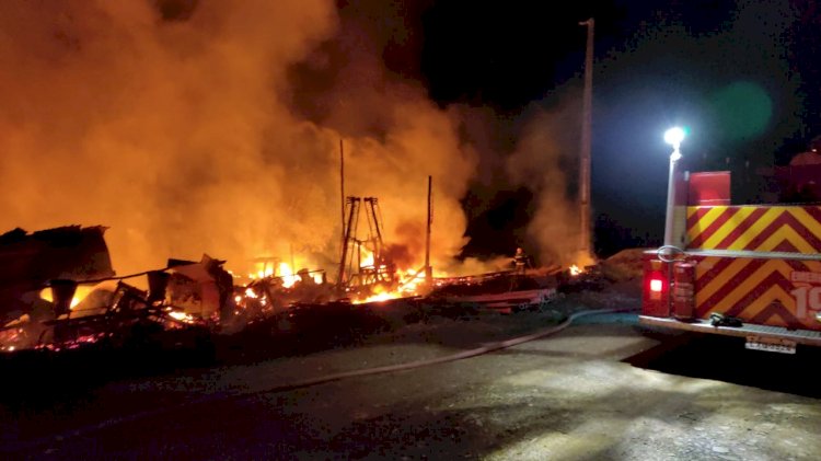 INCÊNDIO DESTRÓI BARRACÃO, COLHEITADEIRA, CAMINHÃO E DOIS TRATORES NA LOCALIDADE DE LINHA VITÓRIA EM LEBON RÉGIS