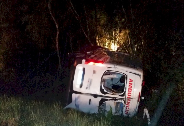 AMBULÂNCIA E VAN COLIDEM DEIXANDO TRÊS PESSOAS FERIDAS