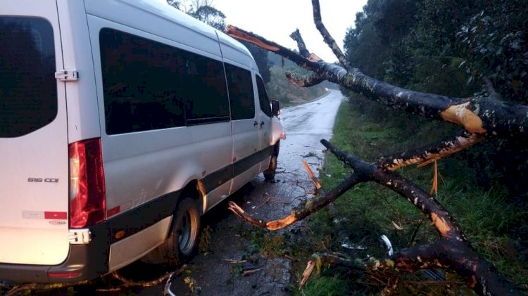 VAN DA SAÚDE DE LEBON RÉGIS, SOFRE ACIDENTE NA SC 120