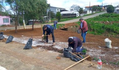 PREFEITO DA INÍCIO A UMA PRACINHA AO LADO DO RIO TROMBUDO