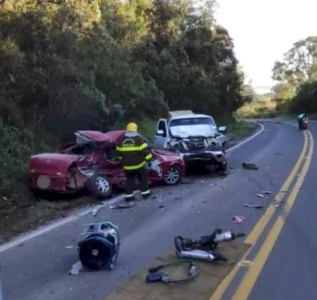 COLISÃO FRONTAL COM DOIS VEÍCULOS, DEIXA TRÊS VÍTIMAS FATAIS EM MONTE CARLO